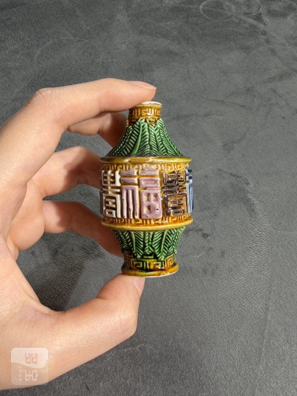 清中期素三彩凸花福寿纹鼻烟壶 - 图2
